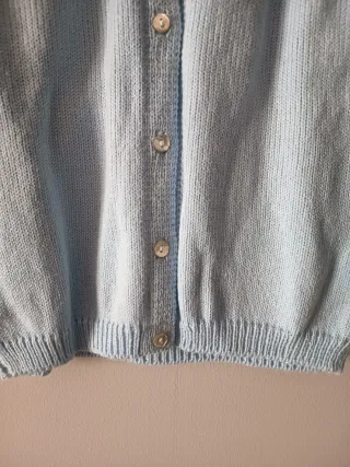 Cárdigan azul pastel básico de niña