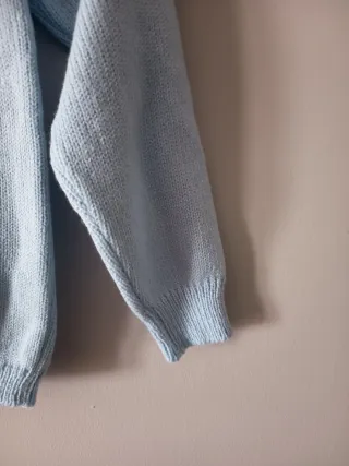 Cárdigan azul pastel básico de niña