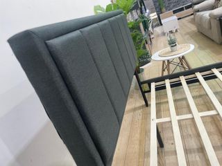 Cama moderna con cabecero acolchado, resistente