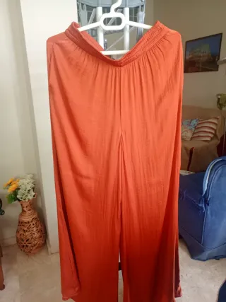 Pantalón ancho fluido satén terracota,
