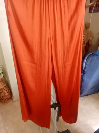 Pantalón ancho fluido satén terracota,