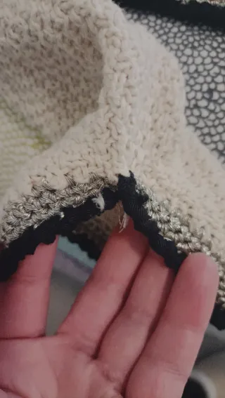 Chaqueta de punto beige y negra