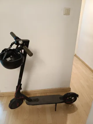 Patinete Xiaomi 365 con casco