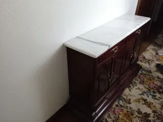 Mueble de madera con tapa de mármol