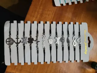 Pulseras con dijes variados