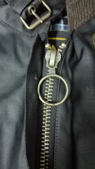 Chaqueta encerada negra con cinturón