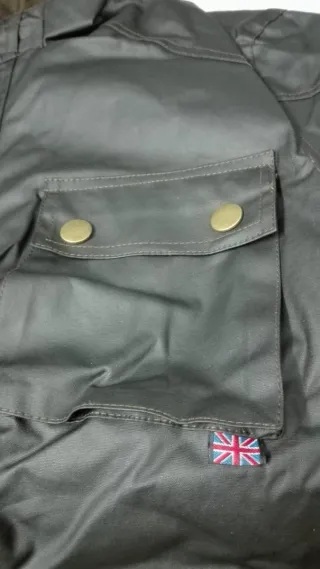 Chaqueta encerada negra con cinturón