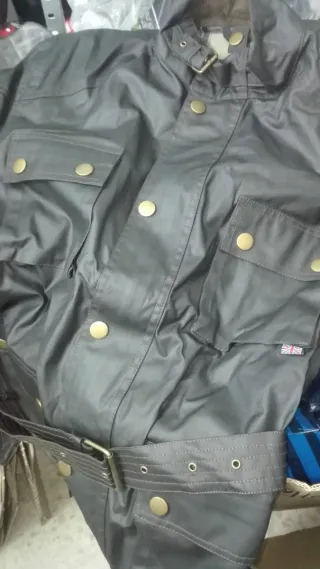 Chaqueta encerada negra con cinturón