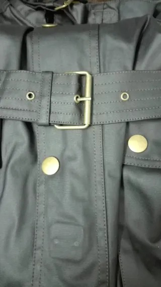 Chaqueta encerada negra con cinturón