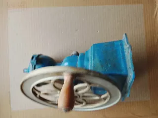 Molino de café antiguo de hierro con volante