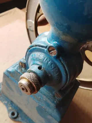 Molino de café antiguo de hierro con volante