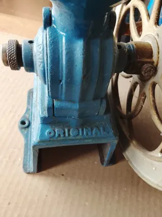 Molino de café antiguo de hierro con volante