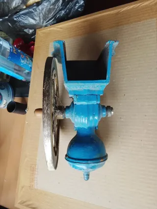 Molino de café antiguo de hierro con volante