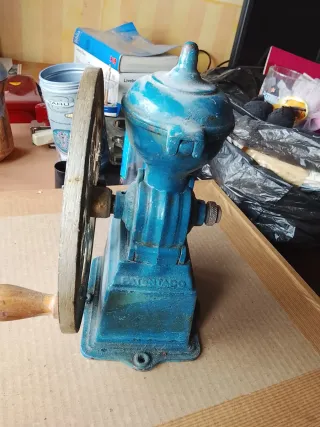 Molino de café antiguo de hierro con volante