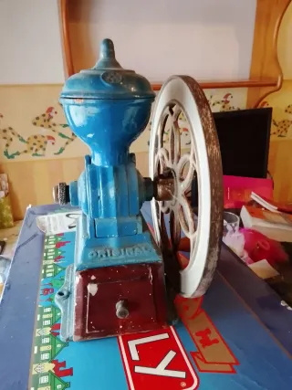 Molino de café antiguo de hierro con volante