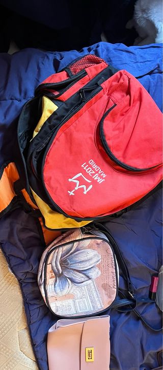 Dos bolsos y una mochila