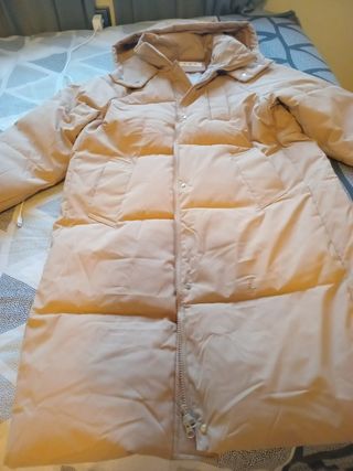 Anorak largo con capucha beige. TOTALMENTE NUEVO.