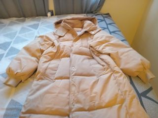 Anorak largo con capucha beige. TOTALMENTE NUEVO.