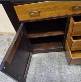 Aparador de madera maciza con detalles de bambú