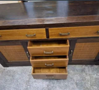 Aparador de madera maciza con detalles de bambú