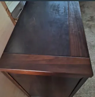 Aparador de madera maciza con detalles de bambú