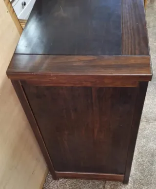 Aparador de madera maciza con detalles de bambú