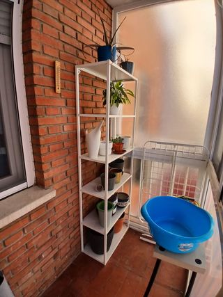 Estantería metálica blanca