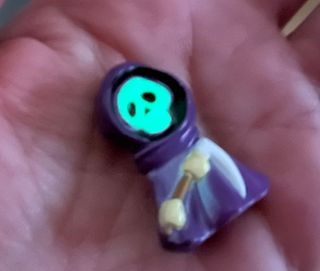 2 FIGURAS KINDER MURCIÉLAGO Y CALAVERA