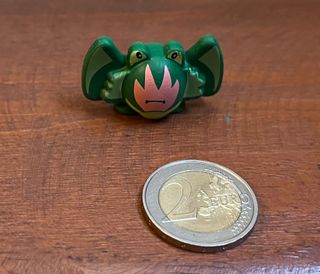 2 FIGURAS KINDER MURCIÉLAGO Y CALAVERA