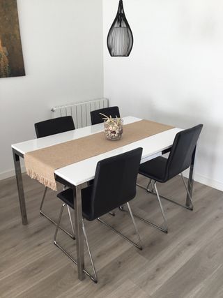 Tavolo bianco Ikea + 4 sedie nere