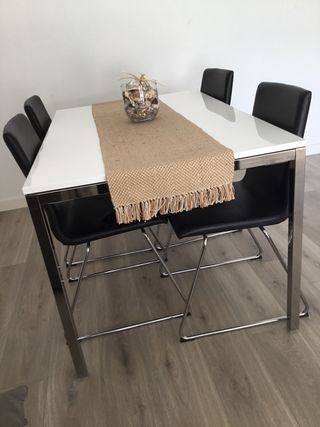 Tavolo bianco Ikea + 4 sedie nere