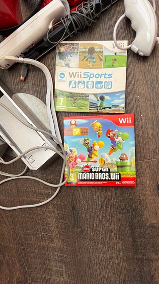 Nintendo Wii Roja + Accesorios y Juego .M