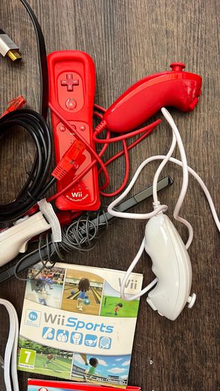 Nintendo Wii Roja + Accesorios y Juego .M