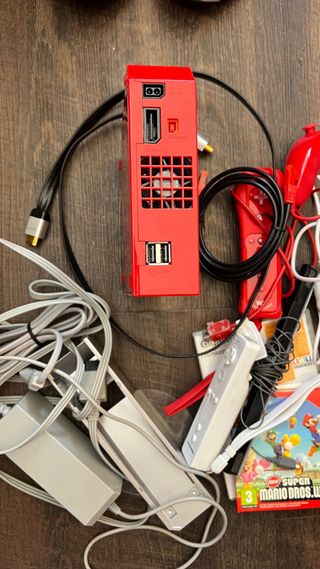 Nintendo Wii Roja + Accesorios y Juego .M