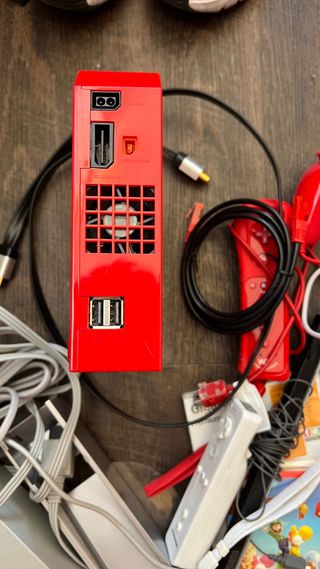 Nintendo Wii Roja + Accesorios y Juego .M