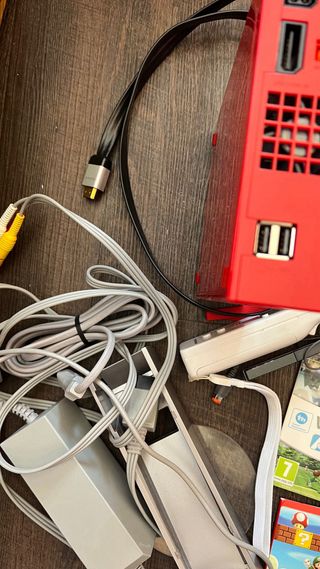 Nintendo Wii Roja + Accesorios y Juego .M