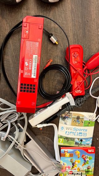 Nintendo Wii Roja + Accesorios y Juego .M