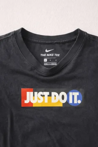 Camiseta Nike Just Do It Negra Multicolor
