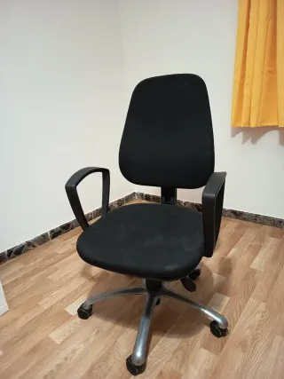 Silla de oficina ergonómica negra