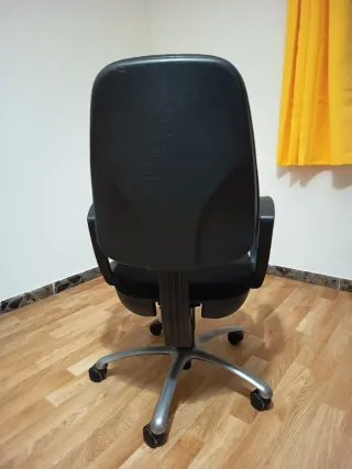Silla de oficina ergonómica negra