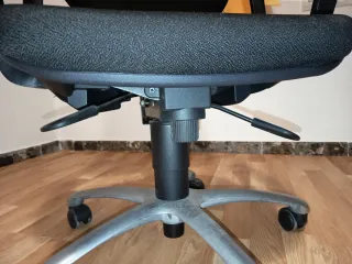 Silla de oficina ergonómica negra