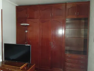 Armario de madera con vitrina y cajones