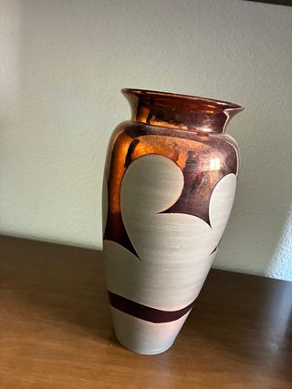 Vasija de cerámica marrón y dorada