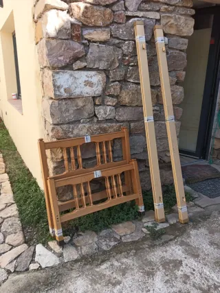 Cama de madera con laterales de metal