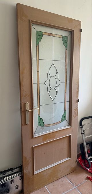 Puerta madera con cristalera decorada