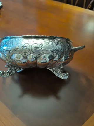 Legumbrera de alpaca con tapa.