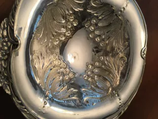 Legumbrera de alpaca con tapa.