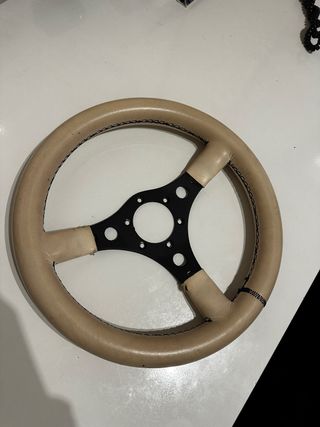 Volante deportivo clásico Color crema