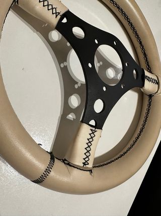 Volante deportivo clásico Color crema