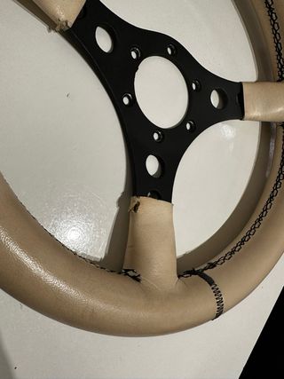 Volante deportivo clásico Color crema